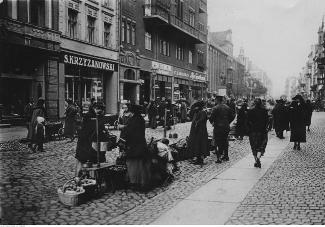 Opis obrazu: Handel uliczny wzdłuż ul. Żeglarskiej.

Data wydarzenia: 1925-10

Miejsce: Toruń