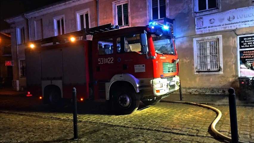 Nocny pożar na ulicy Warszawskiej w Sieradzu! Starty około...