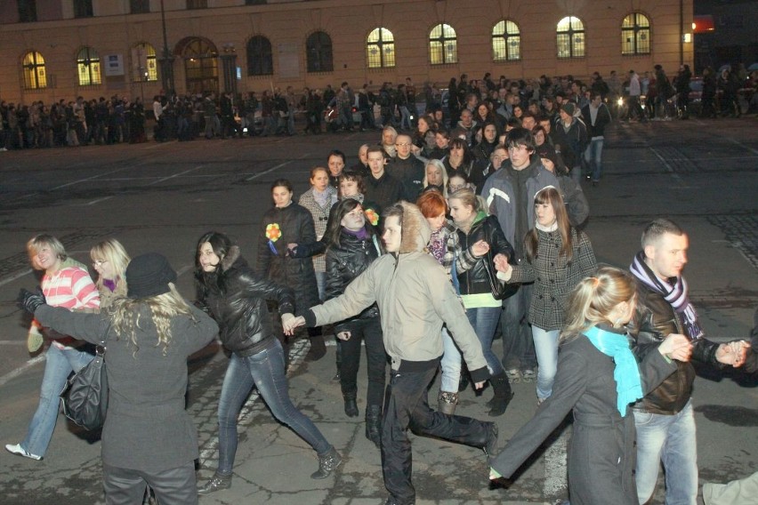 Blisko 600 zabrzańskich maturzystów tańczyło poloneza na placu Warszawskim