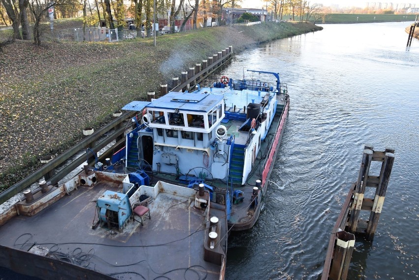 Barka do transportu węgla korzysta ze śluzy na Odrze w...