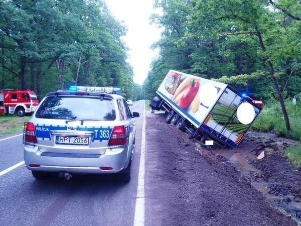 W minioną sobotę ok. godz. 6.00  na drodze w  rejonie miejscowości Glinka  (gmina Braniewo) 22-letni kierowca zasnął za kierownicą ciężarówki i wjechał do przydrożnego rowu. Na szczęście nikomu nic się nie stało. Kierowca tira nie odniósł żadnych obrażeń i o własnych silach wyszedł z pojazdu.