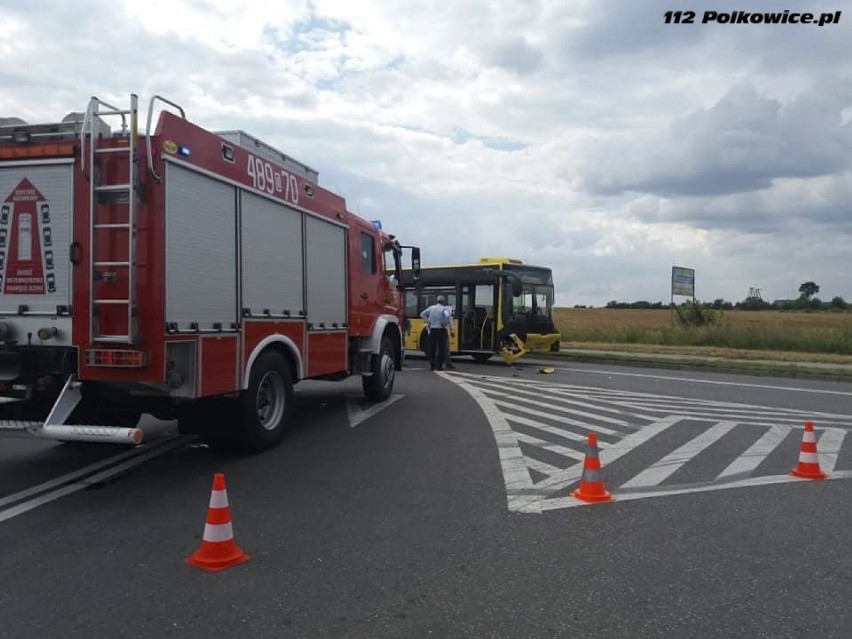 Osiem osób rannych w wypadku autobusu i osobówki