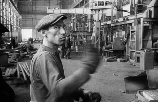 Robotnik w Hucie Warszawa, 1960