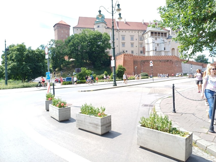 Pod Wawelem powstał plac z ławkami i stojakami na rowery.