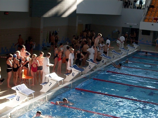 Chodziescy gimnazjaliści na wojewódzkich mistrzostwach w pływaniu drużynowym