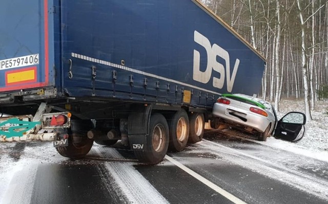 Do zderzenia samochodów doszło na drodze krajowej nr 32 koło Sulechowa. Droga jest zablokowana.

Z pierwszych informacji wiadomo, że zderzyły się cztery samochody. Dwa auta osobowe oraz dwie ciężarówki. Karetka pogotowia ratunkowego zabrała do szpitala jedną ranna osobę.

Na miejscu wypadku jest policja oraz wozy straży pożarnej zawodowej oraz OSP Kije. Na trasie jest bardzo ślisko.

Zobacz też wideo: W Kostrzynie i Dąbroszynie antyterroryści zatrzymali cztery osoby uprawiające i handlujące marihuaną.


