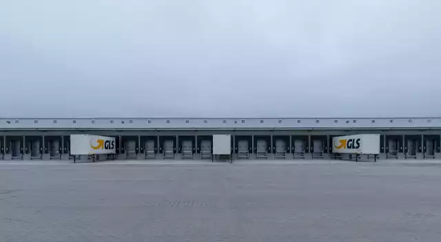 Gigantyczne centrum dystrybucyjne pod Warszawą. Przerabiają ponad 80 tys. paczek dziennie [ZDJĘCIA]