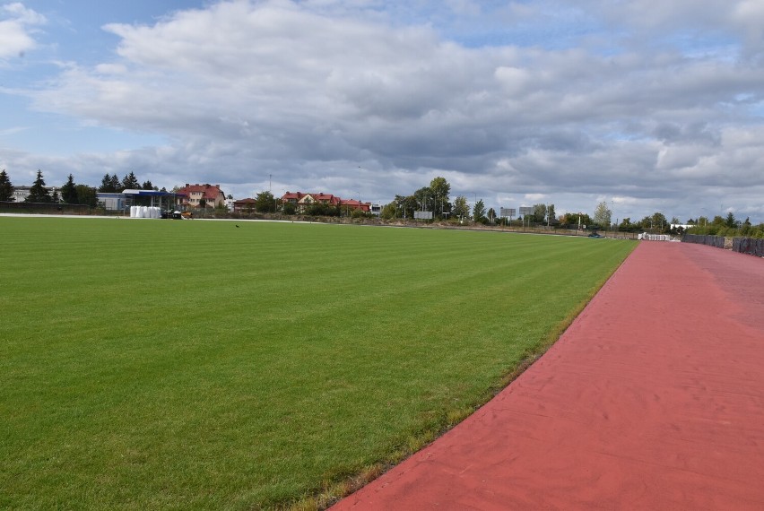 Modernizacja stadionu OSiR w Człuchowie na ostatniej prostej. Sportowcy będą mogli korzystać z obiektu jeszcze tej jesieni ZDJĘCIA Z BUDOWY