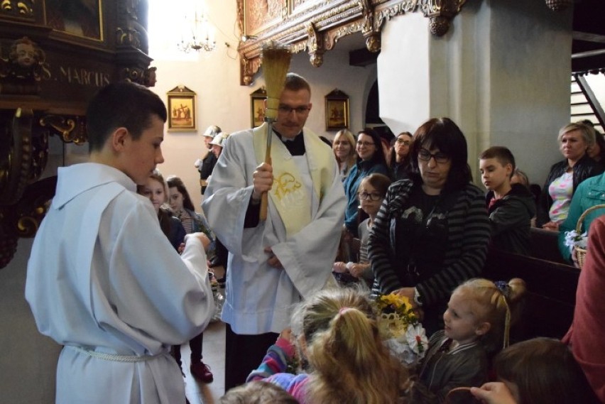 Pruszcz Gdański: Wierni poświęcili pokarmy w kościele pw. Podwyższenia Krzyża Świętego [ZDJĘCIA]
