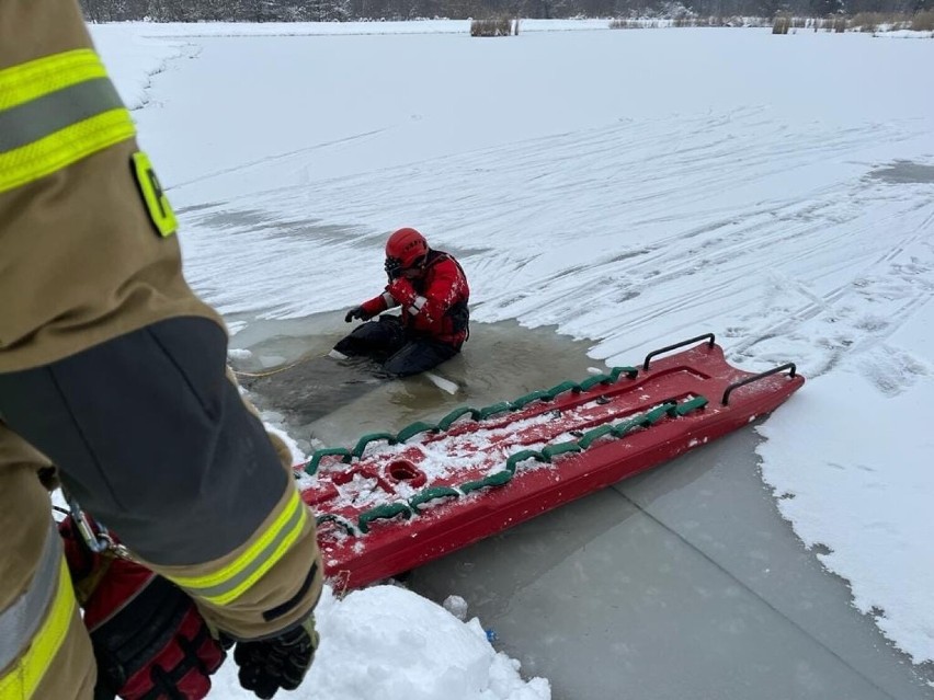 Strażacy z JRG w Sanoku  przeprowadzali ćwiczenia na lodzie. Zobacz jak ratowali poszkodowanego z przerębli ( ZDJĘCIA)