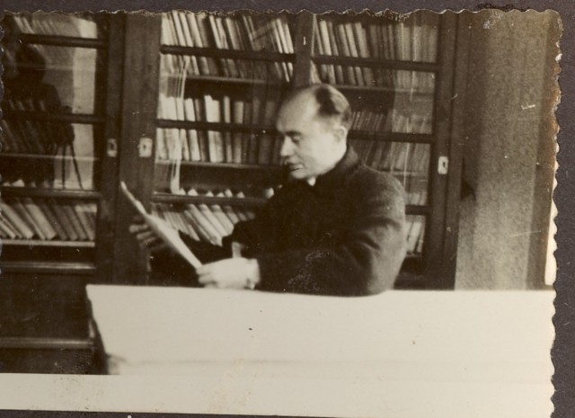 Ksiądz Antoni Sawicki w swoim gabinecie. Zdjęcie pochodzi z lat 50. XX wieku