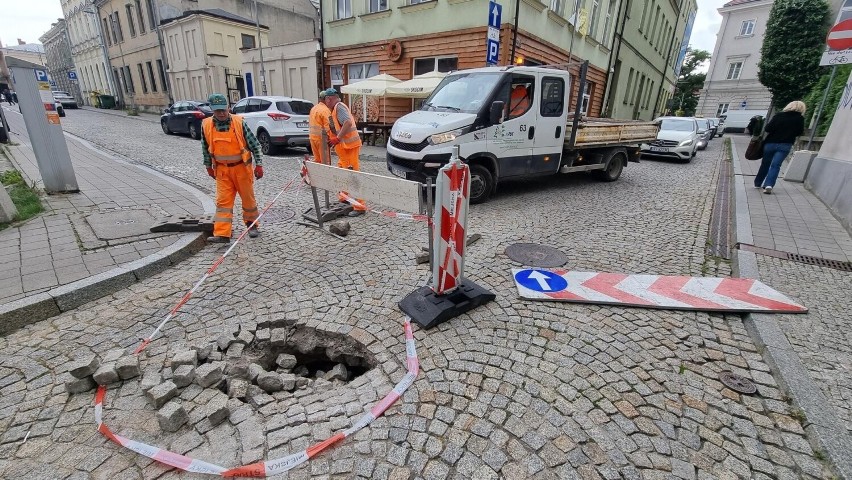 Gigantyczna dziura pod jezdnią w centrum Kielc. Skrzyżowanie zostało zamknięte. Zobaczcie zdjęcia