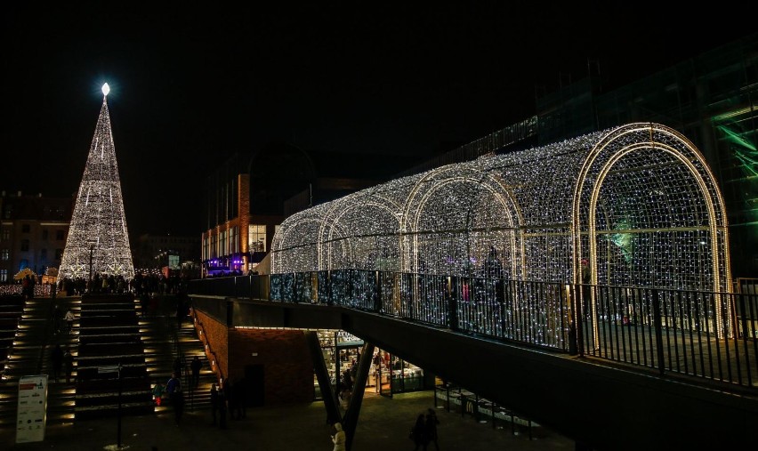 Świąteczne iluminacje w miastach robią wrażenie.