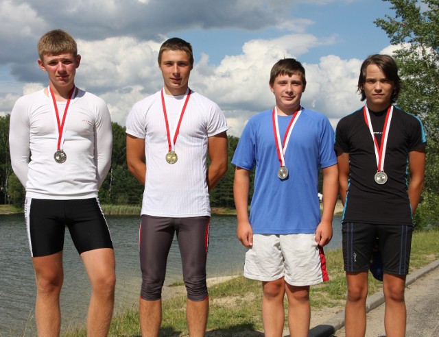 Remigiusz Mrozek, Daniel Plaza, Dionizy Plaza i Grzegorz Zbirowski ze swoimi medalami przywiezionymi z Augustowa