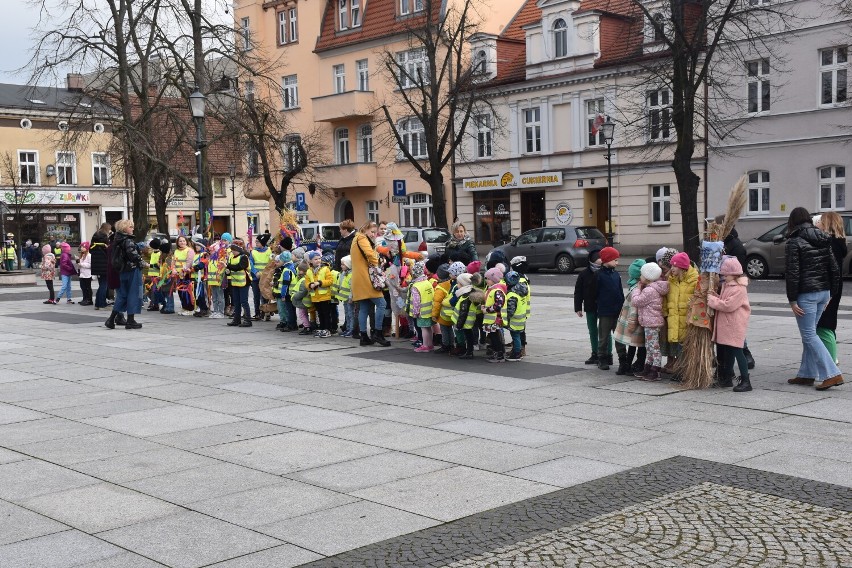 Huczne powitanie wiosny w Wolsztynie. Piękne, kolorowe Marzanny zostały spalone