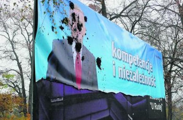 W miejscu zniszczonego billboardu wczoraj powieszono nowe