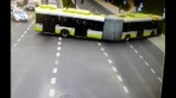 Kierowca MPK na skrzyżowaniu zawracał przegubowym autobusem. Zaskoczyły go zmiany [WIDEO]