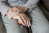 Program "Wspieraj Seniora". Osoby powyżej 70. roku życia mogą skorzystać z pomocy 