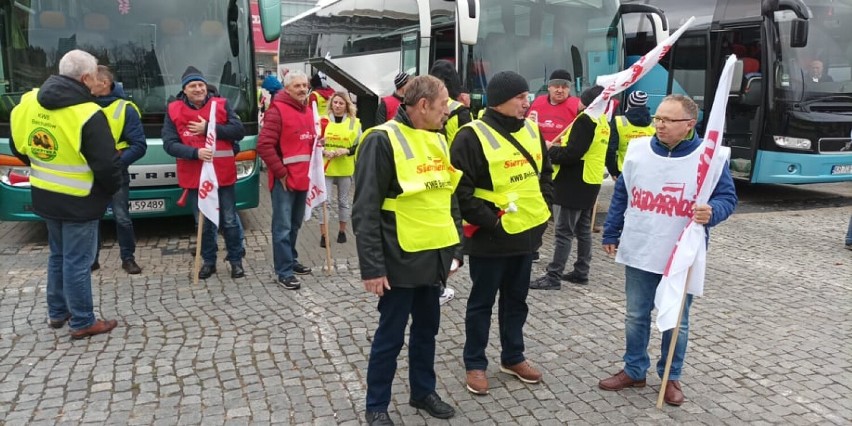 W manifestacji w Warszawie wzięli też udział związkowcy z...