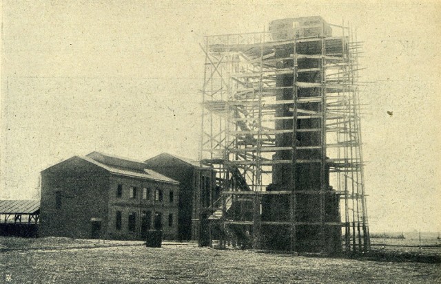 Budowa wieży ciśnień w niewiadowskim NITRACIE (foto z 1923 roku). Archiwum Jerzego Pawlika