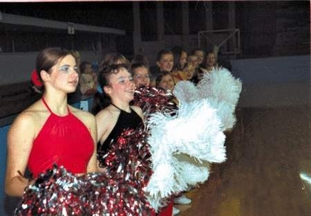 Koszykarską publiczność zagrzewały do walki cheerleaderki z sosnowieckiego ,Skandalu&quot;.