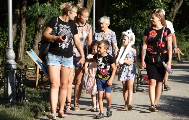 Festyn przy fontannie w parku miejskim  w Grudziądzu