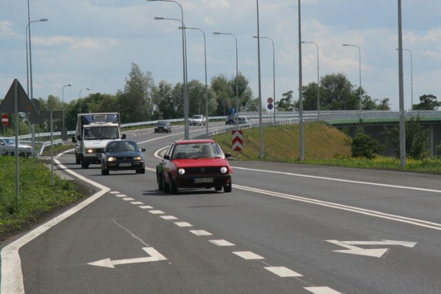 Urzędnicy zapewniają, że nie wkładają drogowych inwestycji między bajki. Nie ukrywają zarazem, że ważniejsza jest rozbudowa pierwszego odcinka „średnicówki”