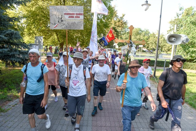 Jutro rano pielgrzymi nie tylko z Torunia ruszają w dalszą trasę w kierunku Częstochowy. Dzisiaj pielgrzymi z całej Polski docierają do naszego miasta. Zobaczcie zdjęcia.

To już 40. Piesza Pielgrzymka Diecezji Toruńskiej na Jasną Górę. W jej skład wchodzi 40. Piesza Pielgrzymka z Torunia i 38. Pielgrzymka Ziemi Lubawskiej. Razem z torunianami wędrować będą pielgrzymi z Grudziądza, Wąbrzeźna, Jabłonowa Pomorskiego, Lubawy, Działdowa, Brodnicy i Nowego Miasta Lubawskiego.

Zobacz także: Kolizja 8 pojazdów na Szosie Lubickiej. Środkowy pas zablokowany [ZDJĘCIA]

