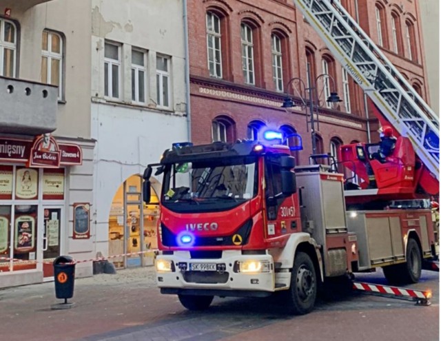 Katowice: przy Stawowej spada tynk z kamienicy. Na pomoc ruszyły dwa zastępy straży pożarnej.

Zobacz kolejne zdjęcia. Przesuwaj zdjęcia w prawo - naciśnij strzałkę lub przycisk NASTĘPNE