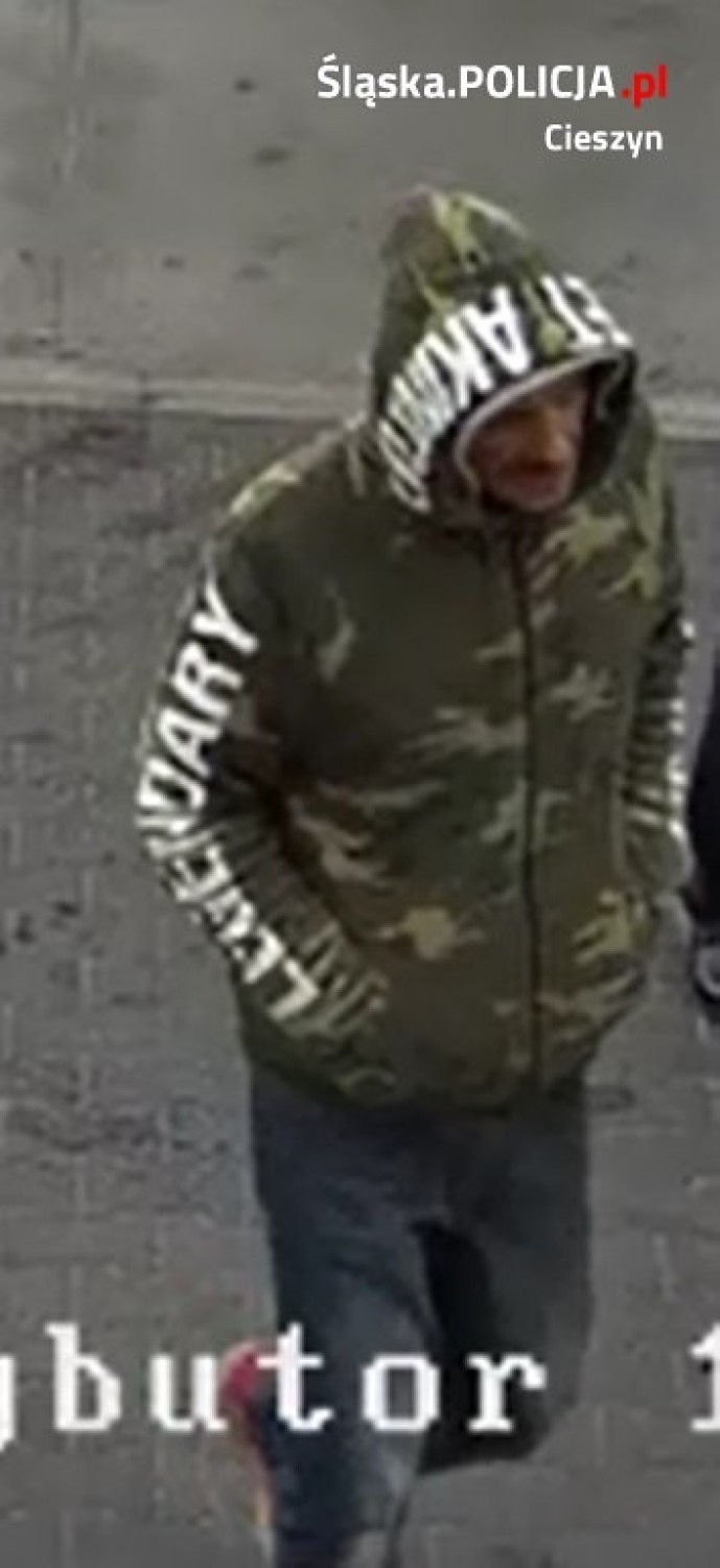 Policja szuka złodzieja, który ukradł portfel na stacji paliw w Skoczowie, publikuje zdjęcia sprawcy