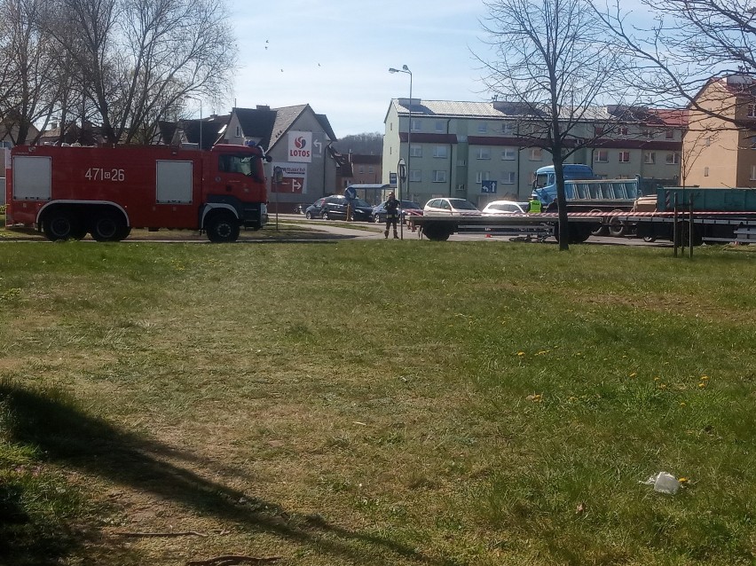 W Lęborku ciężarówka przy wyjeździe ze stacji paliw potrąciła 69-letnią kobietę [ZDJĘCIA]
