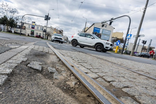 W całej Bydgoszczy pojawiło się mnóstwo dziur i wyrw w asfalcie. Drogowcy informują, że w pierwszej kolejności łatane są ubytki w nawierzchni głównych dróg.