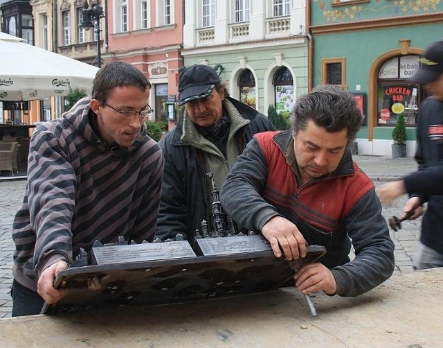 Montaż makiety dla niewidomych na Starym Rynku