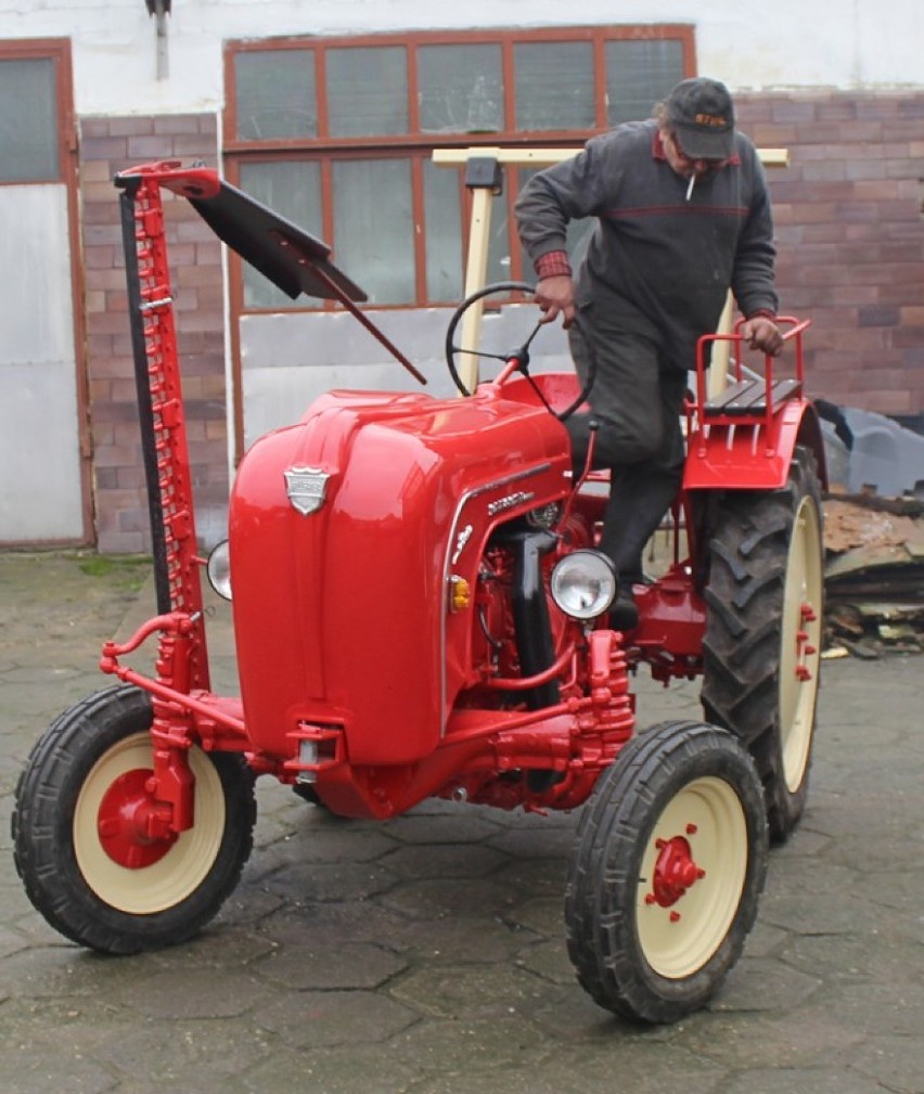 Czerwony traktor Porsche diesel Allgaier - rok produkcji 1956, po renowacji jest jak nowy