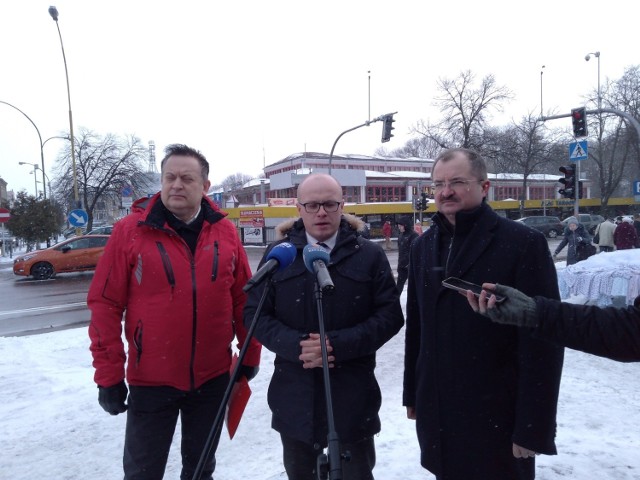 Radni PiS (od lewej) Robert Kultys, Marcin Fijołek i Waldemar Szumny, chcą szerokiej dyskusji na temat rewitalizacji terenów przy ul. Targowej w Rzeszowie