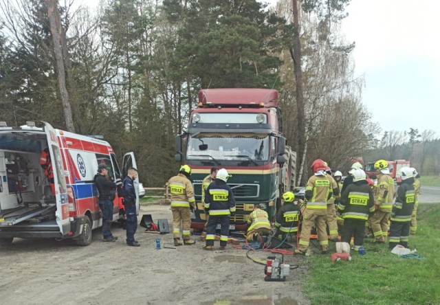 Strażacy wyciągnęli mężczyznę spod ciężarówki. Do nietypowego zdarzenia doszło na parkingu leśnym przy DK12 w Sulejowie