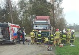 Dramatyczna akcja ratunkowa przy DK12 w Sulejowie. Kierowca przygnieciony przez ciężarówkę ZDJĘCIA