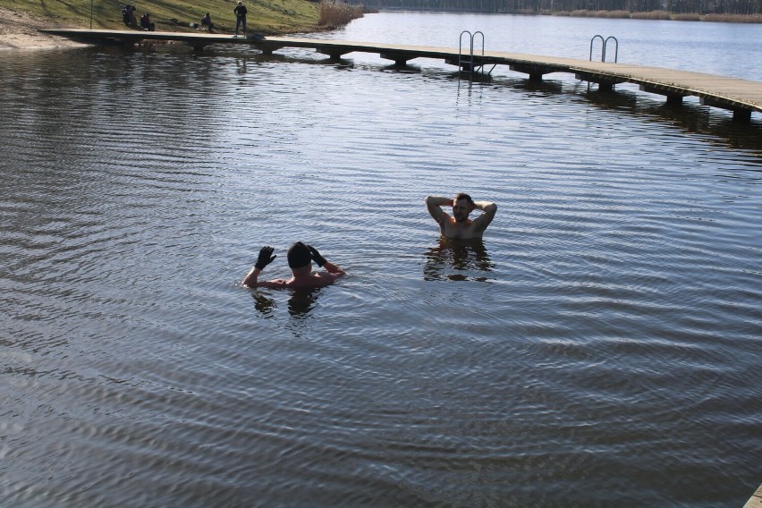 Jak co niedziela, tak i 25 lutego Radomskie Morsy kąpały się w zimnej wodzie zalewu na Borkach w Radomiu. Zobaczcie zdjęcia!