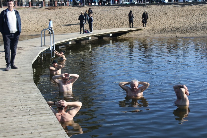 Jak co niedziela, tak i 25 lutego Radomskie Morsy kąpały się w zimnej wodzie zalewu na Borkach w Radomiu. Zobaczcie zdjęcia!