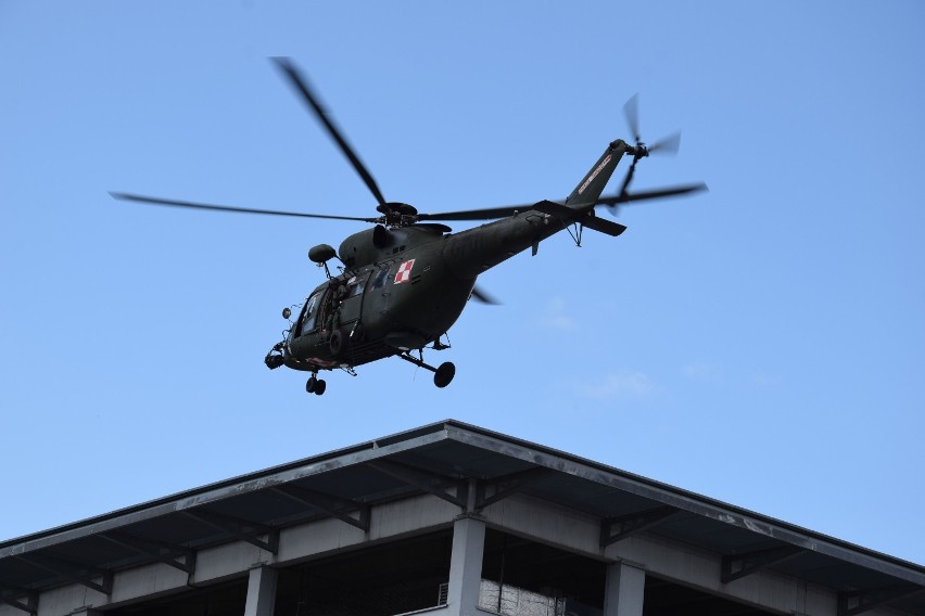 Wojskowy helikopter nad Szczecinkiem. Kilka podejść do lądowiska [zdjęcia]