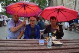 Seniorzy z Żagania zakończyli rok akademicki UTW. Chociaż z dziedzińca przegonił ich deszcz, nie zabrakło uśmiechów!
