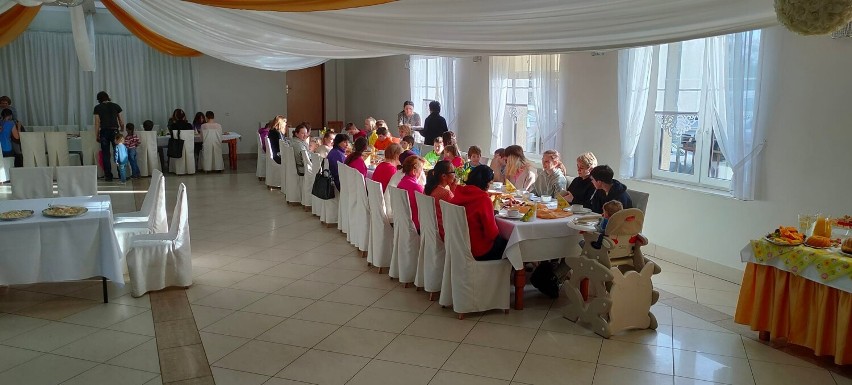 Wielkanocne śniadanie w Pucku. Razem z Ukraińcami zasiedli do świątecznego stołu, który zastawiono dzięki | ZDJĘCIA
