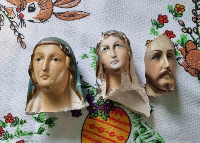 Do profanacji figur z parkowej kapliczki doszło w Kietrzu prawdopodobnie w drugi dzień Wielkanocy.