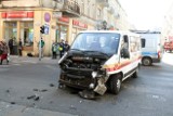 Wypadek na ul. Piotrkowskiej w Łodzi. Zderzenie samochodów i potrącenie pieszych