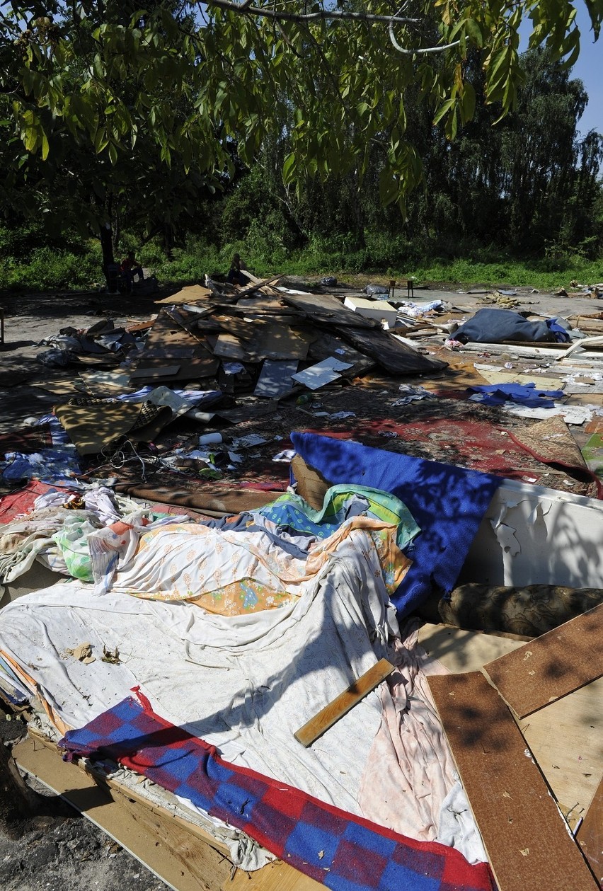 Romowie eksmitowani, ich obóz zniszczono [WIDEO, ZDJĘCIA] 