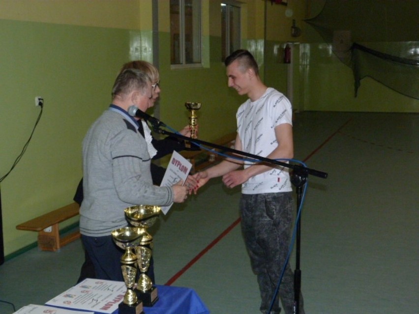 Turniej mikołajkowy i mikołajki w ZSP w Kębłowie
