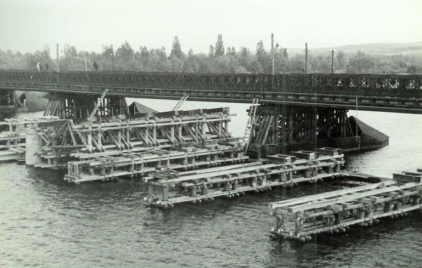 Drewniane elementy mostu narażone były na zniszczenie...