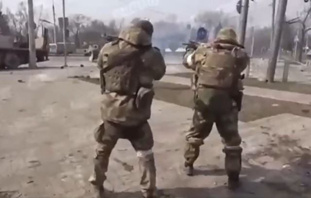 "Elitarny" oddział kadyrowców walczy z sygnalizacją świetlną. Kadyrowcy przyjechali na Ukrainę pomagać Rosjanom