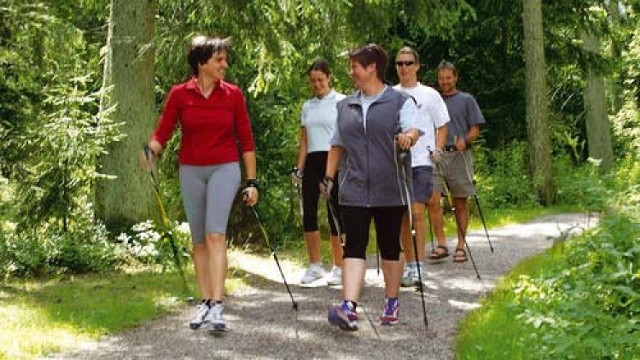 Krynica Morska. W najbliższy poniedziałek (15 sierpnia) w nadmorskim kurorcie odbędzie się Krynicki Marsz Nordic Walking. W sportowo - rekreacyjnej imprezie wezmą udział mieszkańcy, turyści oraz znane osobistości telewizyjne - Maciej Orłoś i Marek Sierocki, a także Mistrzyni Świata w Nordic Walking - Bożena Ruszkowska.