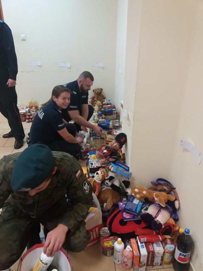 Wągrowieccy policjanci w roli św. Mikołaja. Świąteczne paczki  zostały przekazane 13 rodzinom i samotnie mieszkającym osobom starszym
